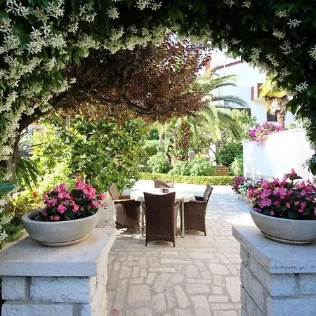 Ferienhaus Sabina With Beautiful Garden Poreč